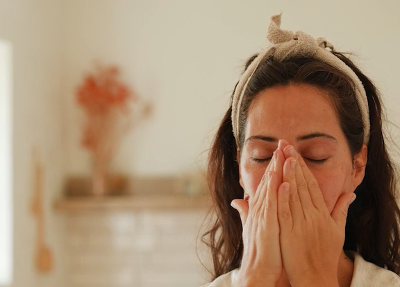 COSMÉTICA NATURAL QUE ACOMPAÑA TUS EMOCIONES CON AROMATERAPIA